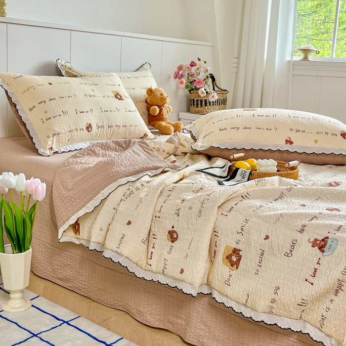 91家纺网 家纺一手货源 找家纺 利禾 2026新款泡芙全棉小黑花边夏被四件套夏凉被空调被 英文熊-花边款