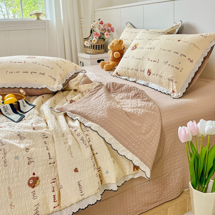 91家纺网 家纺一手货源 找家纺 利禾 2026新款泡芙全棉小黑花边夏被四件套夏凉被空调被 英文熊-花边款