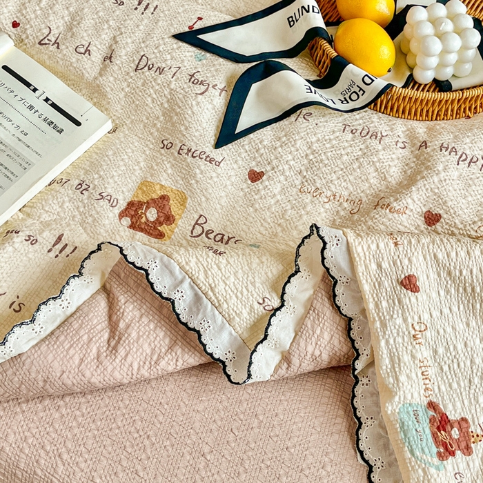 91家纺网 家纺一手货源 找家纺 利禾 2026新款泡芙全棉小黑花边夏被四件套夏凉被空调被 英文熊-花边款