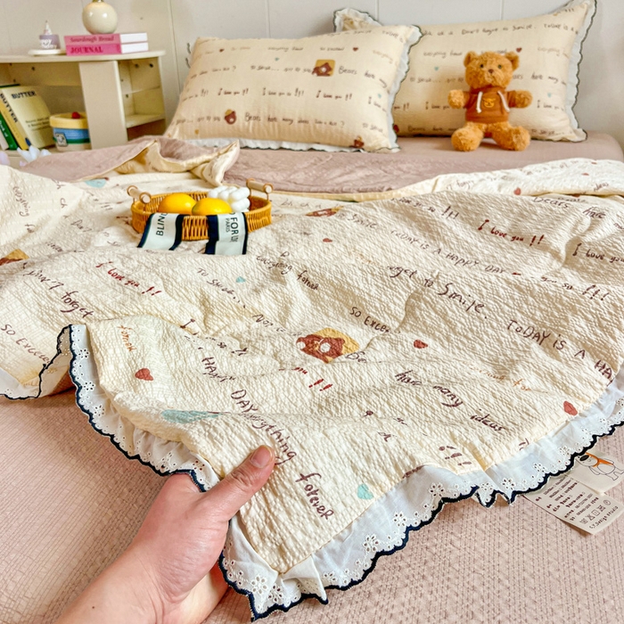 91家纺网 家纺一手货源 找家纺 利禾 2026新款泡芙全棉小黑花边夏被四件套夏凉被空调被 英文熊-花边款