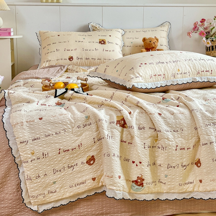 91家纺网 家纺一手货源 找家纺 利禾 2026新款泡芙全棉小黑花边夏被四件套夏凉被空调被 英文熊-花边款