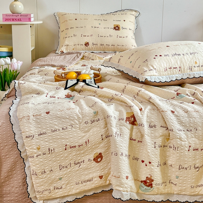 91家纺网 家纺一手货源 找家纺 利禾 2026新款泡芙全棉小黑花边夏被四件套夏凉被空调被 英文熊-花边款