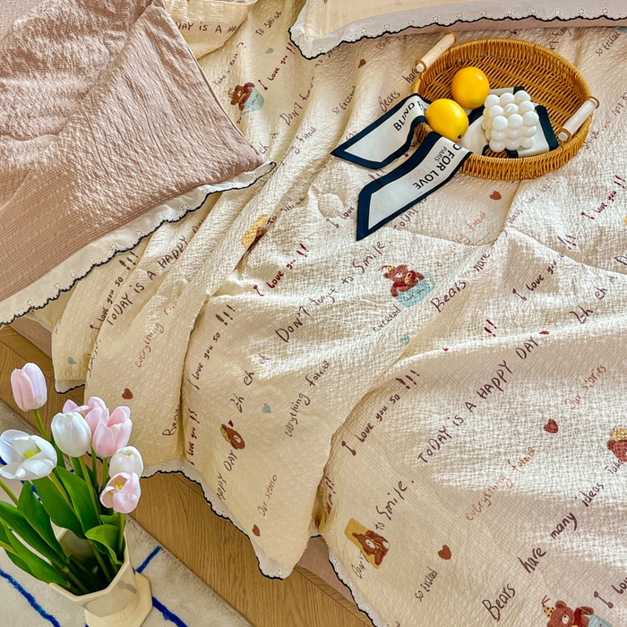 91家纺网 家纺一手货源 找家纺 利禾 2026新款泡芙全棉小黑花边夏被四件套夏凉被空调被 英文熊-花边款