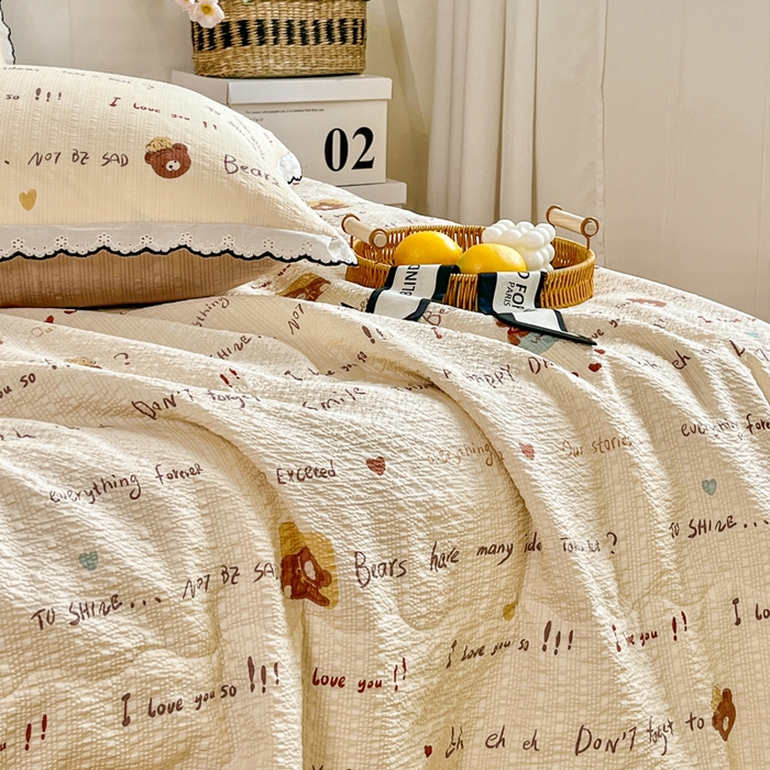 91家纺网 家纺一手货源 找家纺 利禾 2026新款泡芙全棉小黑花边夏被四件套夏凉被空调被 英文熊-花边款