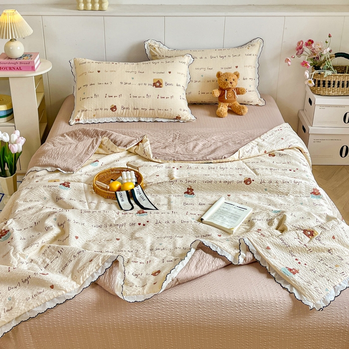 91家纺网 家纺一手货源 找家纺 利禾 2026新款泡芙全棉小黑花边夏被四件套夏凉被空调被 英文熊-花边款