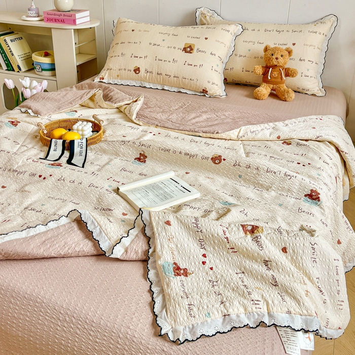 91家纺网 家纺一手货源 找家纺 利禾 2026新款泡芙全棉小黑花边夏被四件套夏凉被空调被 英文熊-花边款