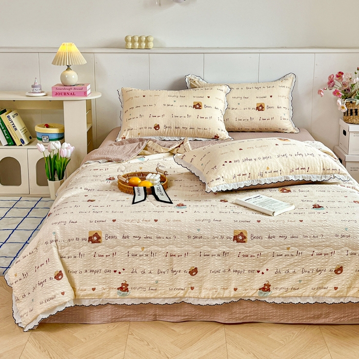 91家纺网 家纺一手货源 找家纺 利禾 2026新款泡芙全棉小黑花边夏被四件套夏凉被空调被 英文熊-花边款