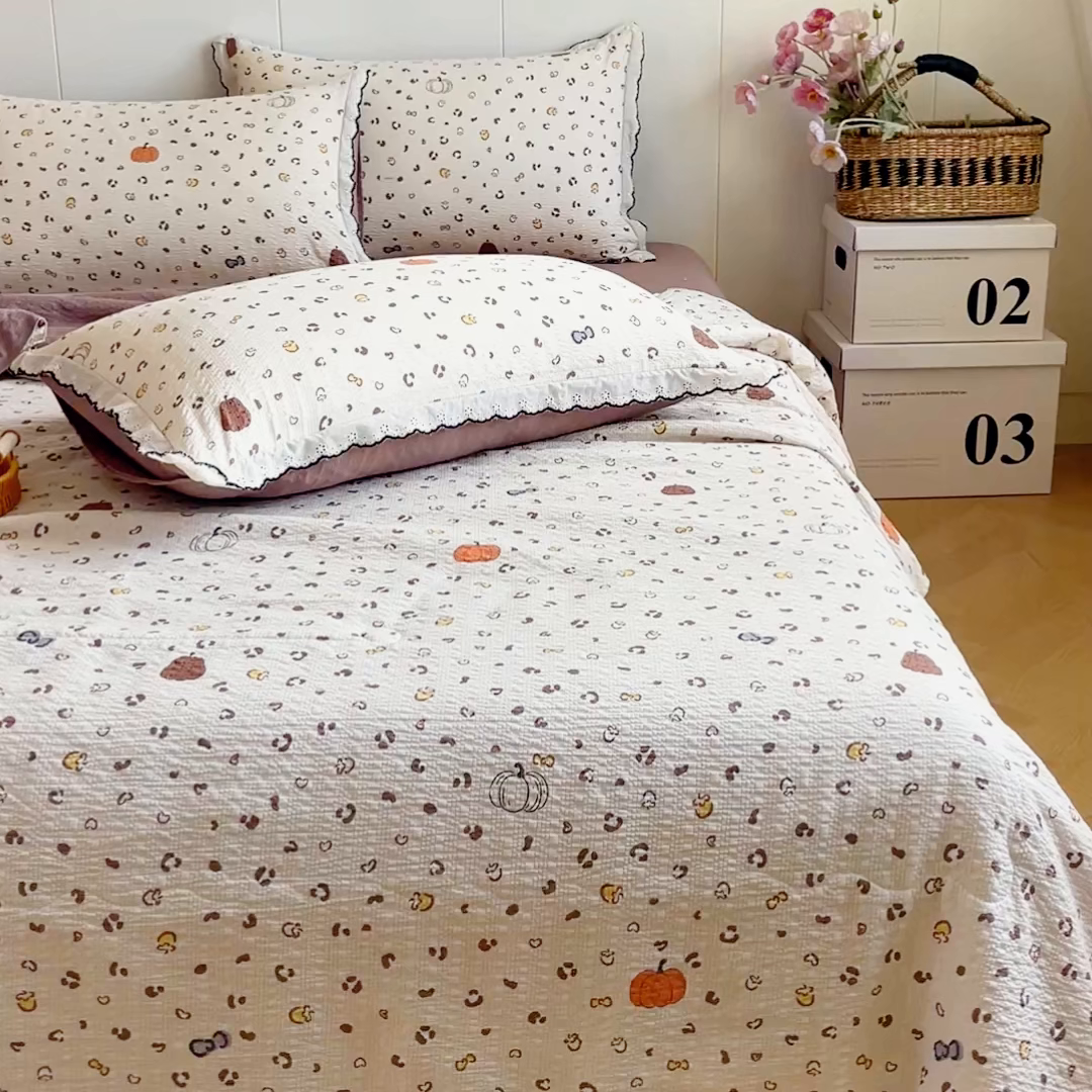 91家纺网 家纺一手货源 找家纺 利禾 2026新款泡芙全棉小黑花边夏被四件套夏凉被空调被 小南瓜-花边款