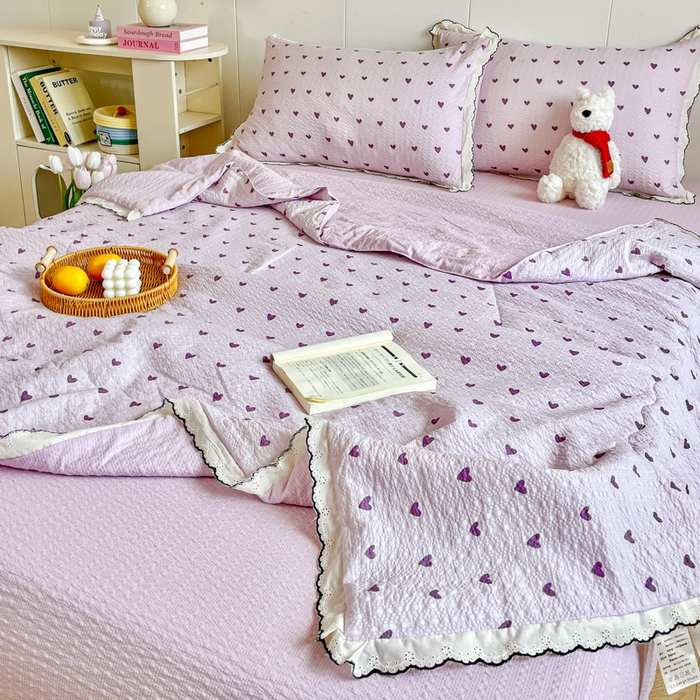 91家纺网 家纺一手货源 找家纺 利禾 2026新款泡芙全棉小黑花边夏被四件套夏凉被空调被 紫爱心-花边款