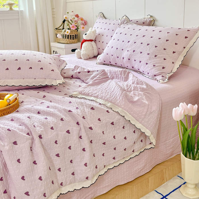 91家纺网 家纺一手货源 找家纺 利禾 2026新款泡芙全棉小黑花边夏被四件套夏凉被空调被 紫爱心-花边款