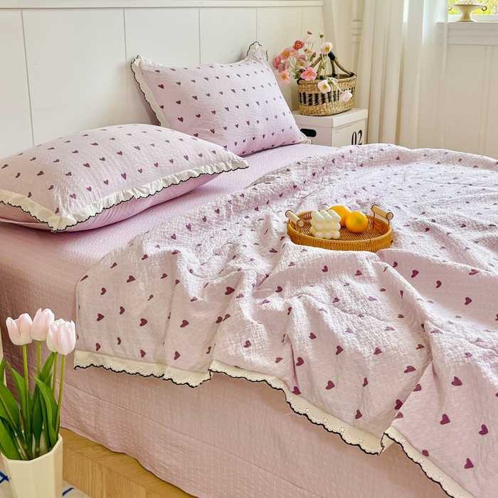 91家纺网 家纺一手货源 找家纺 利禾 2026新款泡芙全棉小黑花边夏被四件套夏凉被空调被 紫爱心-花边款