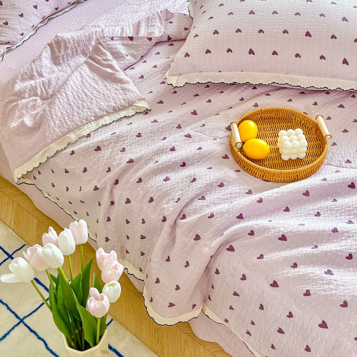 91家纺网 家纺一手货源 找家纺 利禾 2026新款泡芙全棉小黑花边夏被四件套夏凉被空调被 紫爱心-花边款