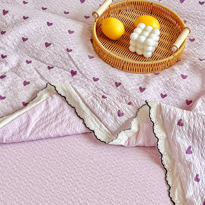 91家纺网 家纺一手货源 找家纺 利禾 2026新款泡芙全棉小黑花边夏被四件套夏凉被空调被 紫爱心-花边款