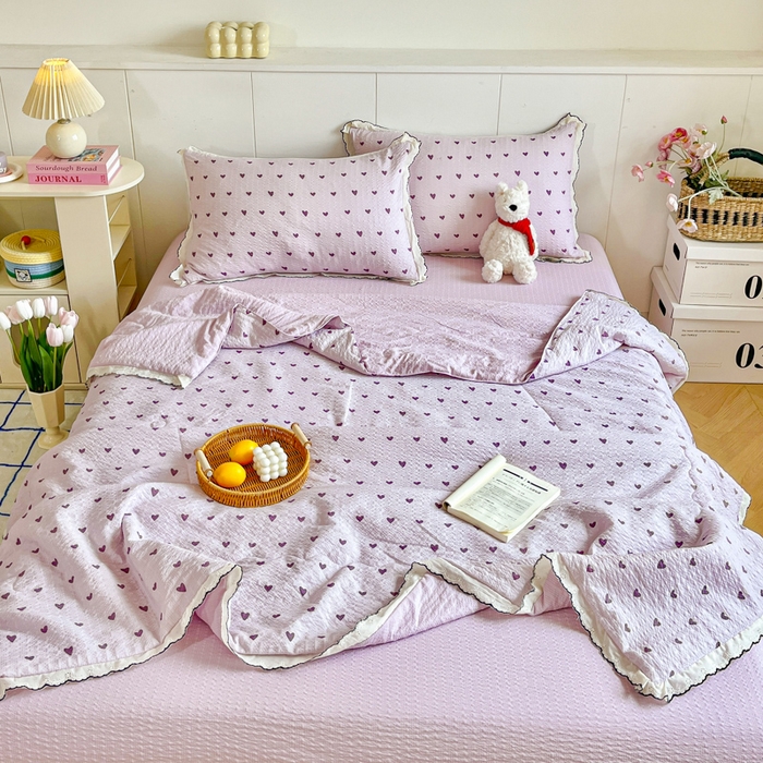 91家纺网 家纺一手货源 找家纺 利禾 2026新款泡芙全棉小黑花边夏被四件套夏凉被空调被 紫爱心-花边款