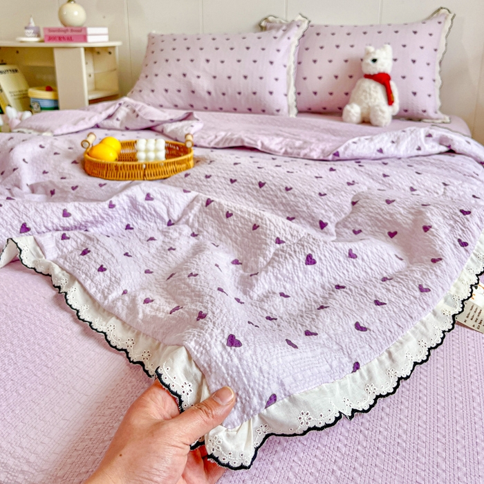 91家纺网 家纺一手货源 找家纺 利禾 2026新款泡芙全棉小黑花边夏被四件套夏凉被空调被 紫爱心-花边款