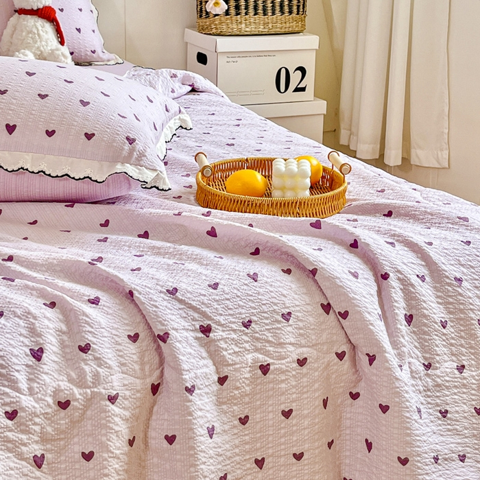 91家纺网 家纺一手货源 找家纺 利禾 2026新款泡芙全棉小黑花边夏被四件套夏凉被空调被 紫爱心-花边款