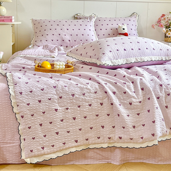 91家纺网 家纺一手货源 找家纺 利禾 2026新款泡芙全棉小黑花边夏被四件套夏凉被空调被 紫爱心-花边款