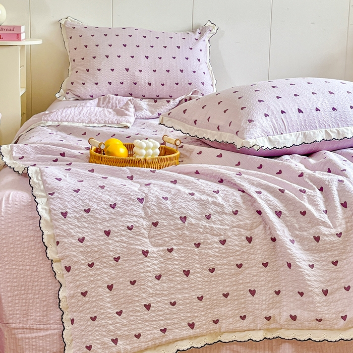 91家纺网 家纺一手货源 找家纺 利禾 2026新款泡芙全棉小黑花边夏被四件套夏凉被空调被 紫爱心-花边款