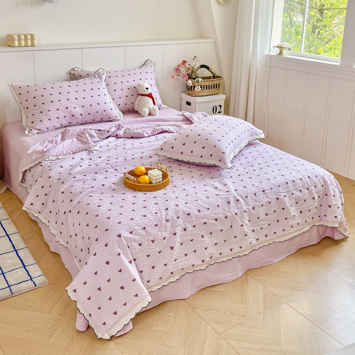 91家纺网 家纺一手货源 找家纺 利禾 2026新款泡芙全棉小黑花边夏被四件套夏凉被空调被 紫爱心-花边款