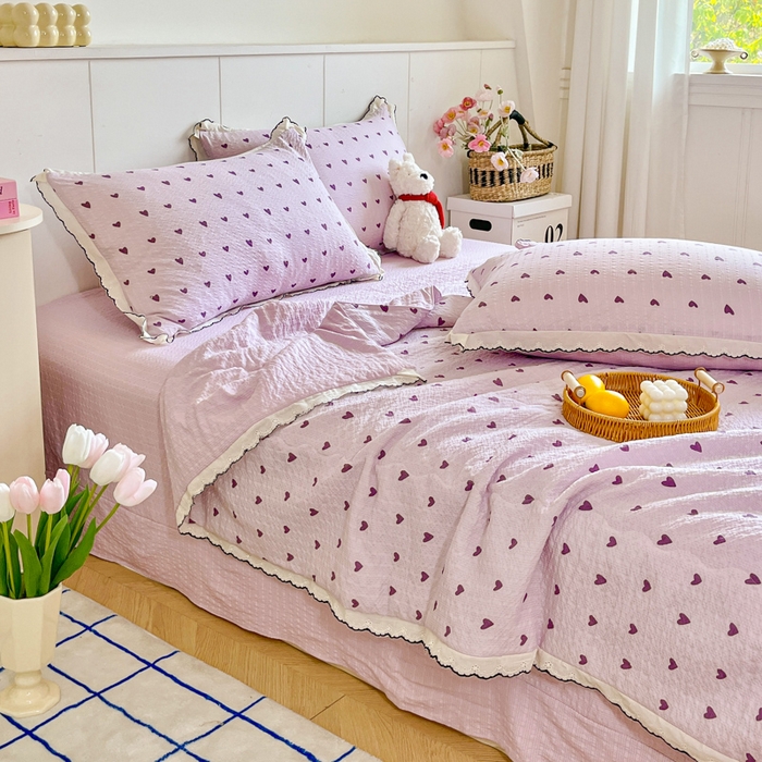 91家纺网 家纺一手货源 找家纺 利禾 2026新款泡芙全棉小黑花边夏被四件套夏凉被空调被 紫爱心-花边款