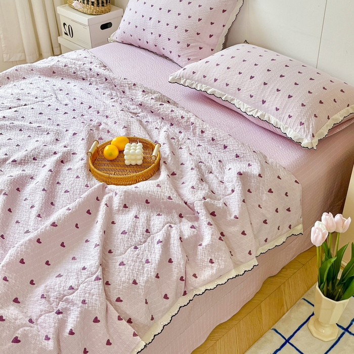 91家纺网 家纺一手货源 找家纺 利禾 2026新款泡芙全棉小黑花边夏被四件套夏凉被空调被 紫爱心-花边款