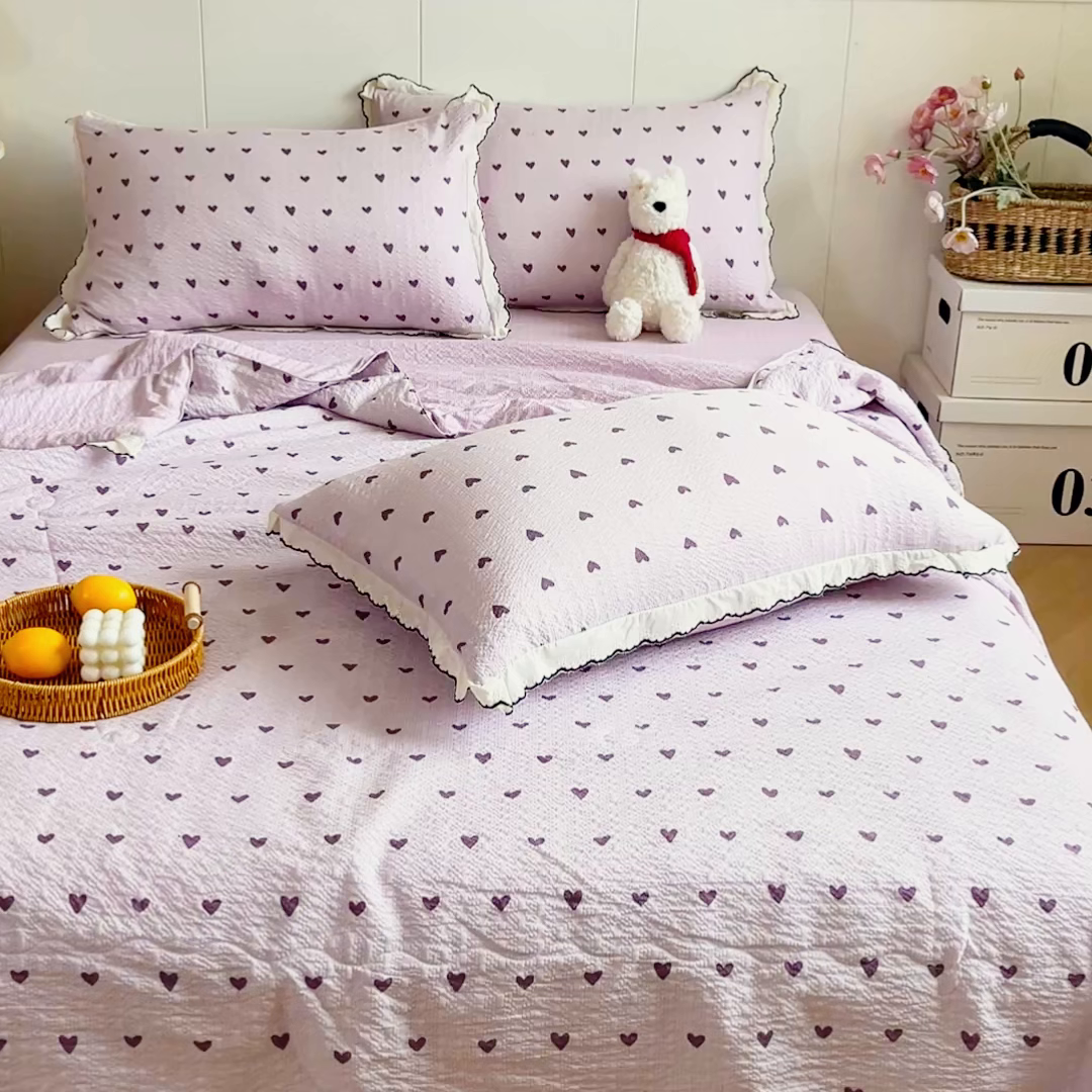 91家纺网 家纺一手货源 找家纺 利禾 2026新款泡芙全棉小黑花边夏被四件套夏凉被空调被 紫爱心-花边款