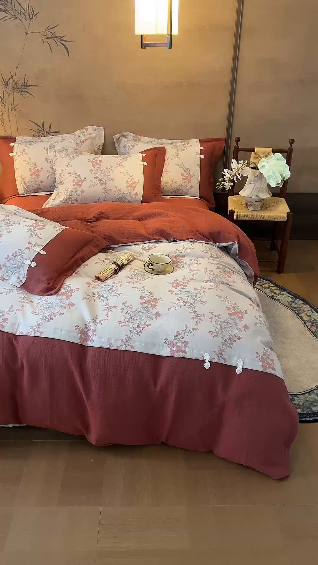 91家纺网 家纺一手货源 找家纺 春皖家纺 2026新款全棉提花双层纱盘扣四件套-旗袍风系列 红蕊