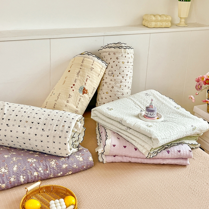 91家纺网 家纺一手货源 找家纺 利禾 2026新款泡芙全棉小黑花边夏被四件套夏凉被空调被 组合图仅参考不可下单