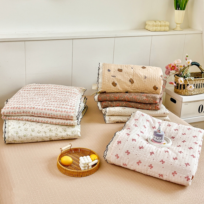 91家纺网 家纺一手货源 找家纺 利禾 2026新款泡芙全棉小黑花边夏被四件套夏凉被空调被 组合图仅参考不可下单