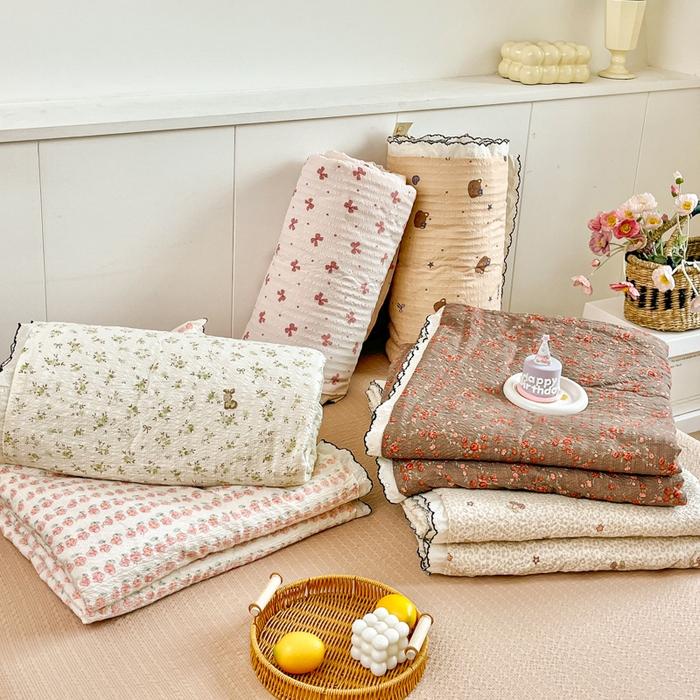 91家纺网 家纺一手货源 找家纺 利禾 2026新款泡芙全棉小黑花边夏被四件套夏凉被空调被 组合图仅参考不可下单