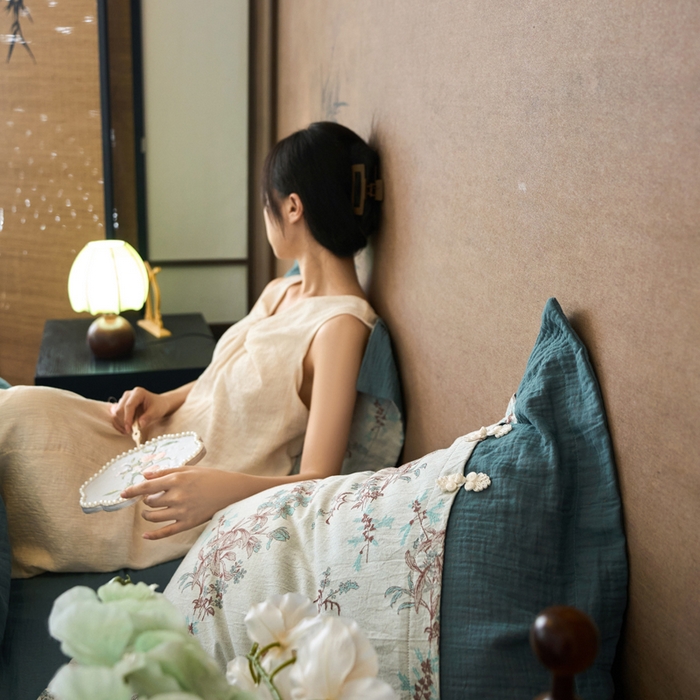 91家纺网 家纺一手货源 找家纺 春皖家纺 2026新款全棉提花双层纱盘扣四件套-旗袍风系列 南鸢