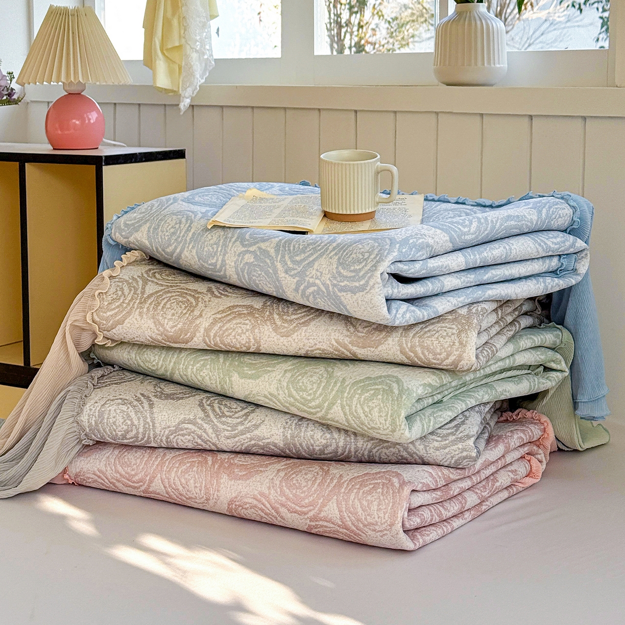 91家纺网 家纺一手货源 找家纺 （总）女子家纺 2026新款A类凉豆豆凉感提花床裙席-玫瑰物语系列