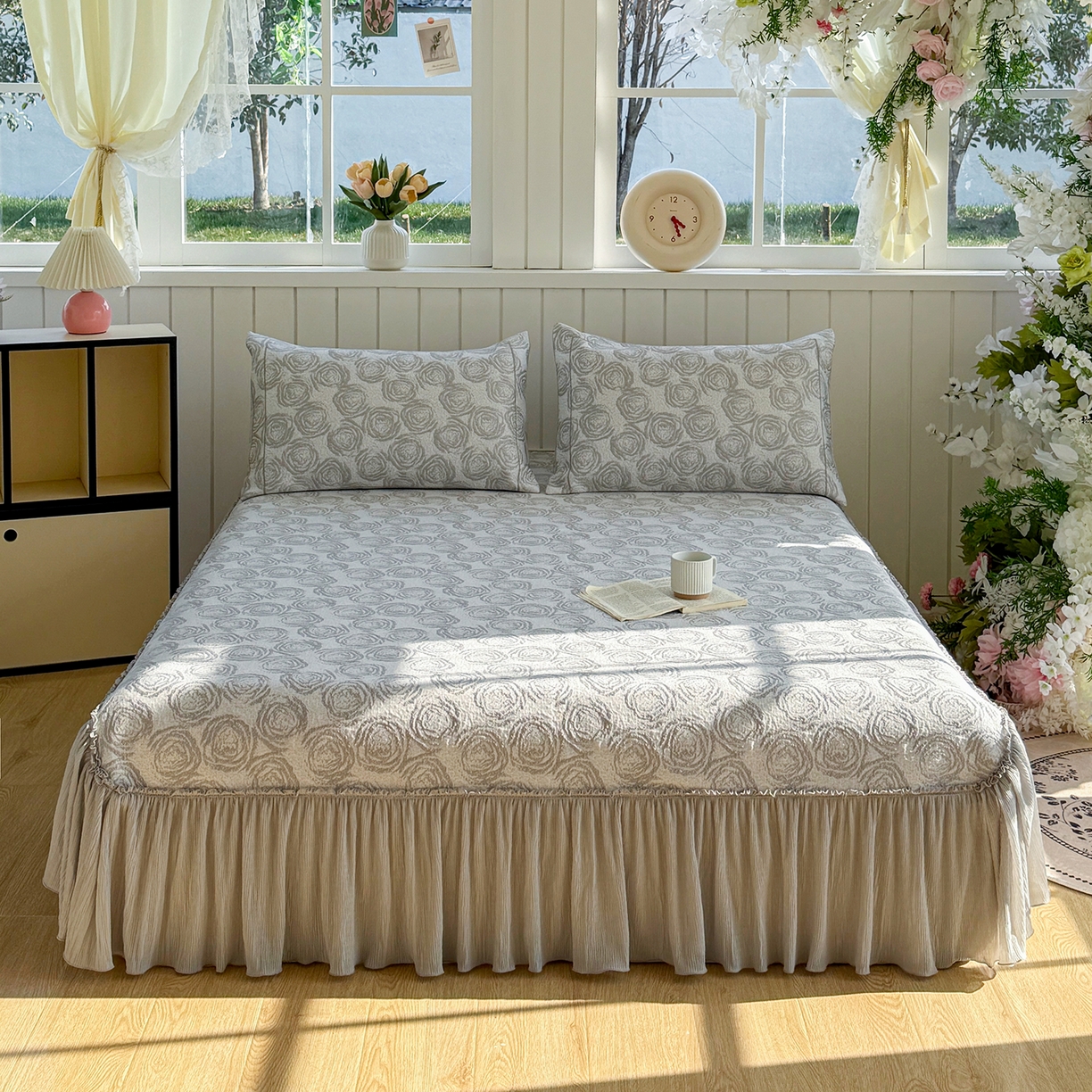 91家纺网 家纺一手货源 找家纺 女子家纺 2026新款A类凉豆豆凉感提花床裙席-玫瑰物语系列 玫瑰物语-浪漫灰