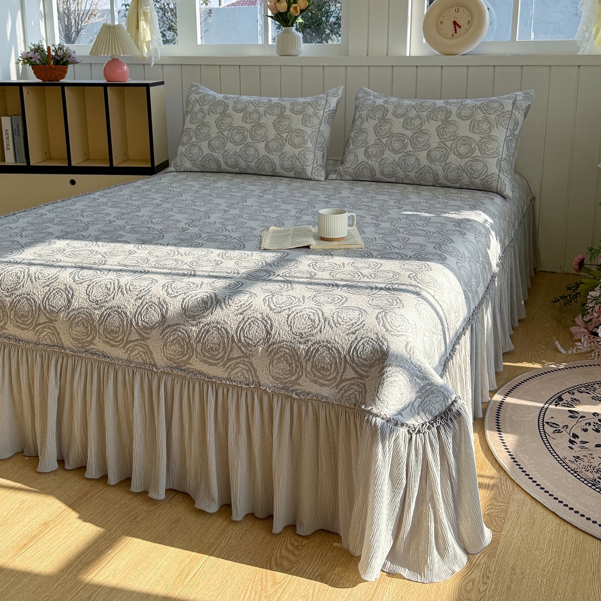 91家纺网 家纺一手货源 找家纺 女子家纺 2026新款A类凉豆豆凉感提花床裙席-玫瑰物语系列 玫瑰物语-浪漫灰