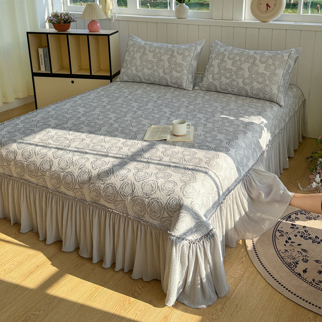 91家纺网 家纺一手货源 找家纺 女子家纺 2026新款A类凉豆豆凉感提花床裙席-玫瑰物语系列 玫瑰物语-浪漫灰