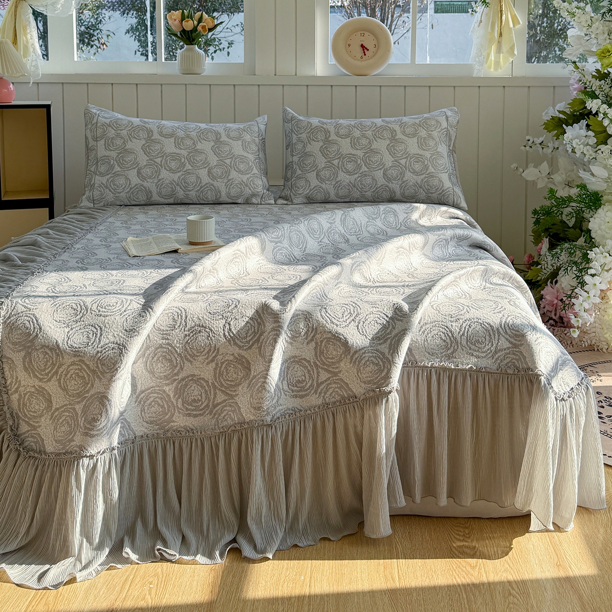 91家纺网 家纺一手货源 找家纺 女子家纺 2026新款A类凉豆豆凉感提花床裙席-玫瑰物语系列 玫瑰物语-浪漫灰