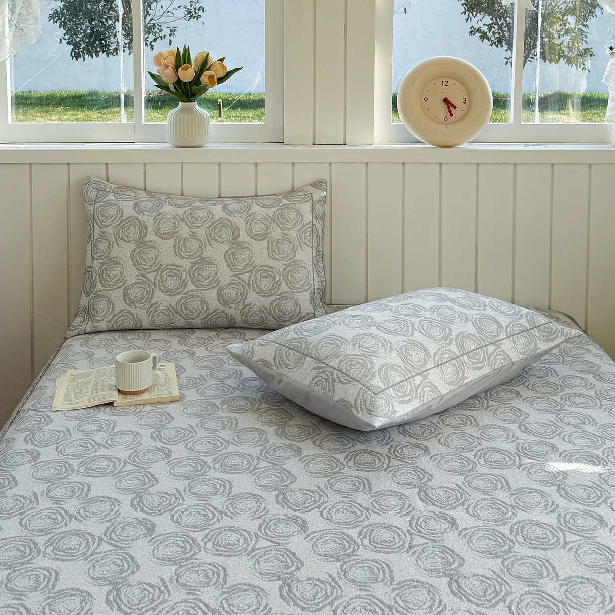 91家纺网 家纺一手货源 找家纺 女子家纺 2026新款A类凉豆豆凉感提花床裙席-玫瑰物语系列 玫瑰物语-浪漫灰