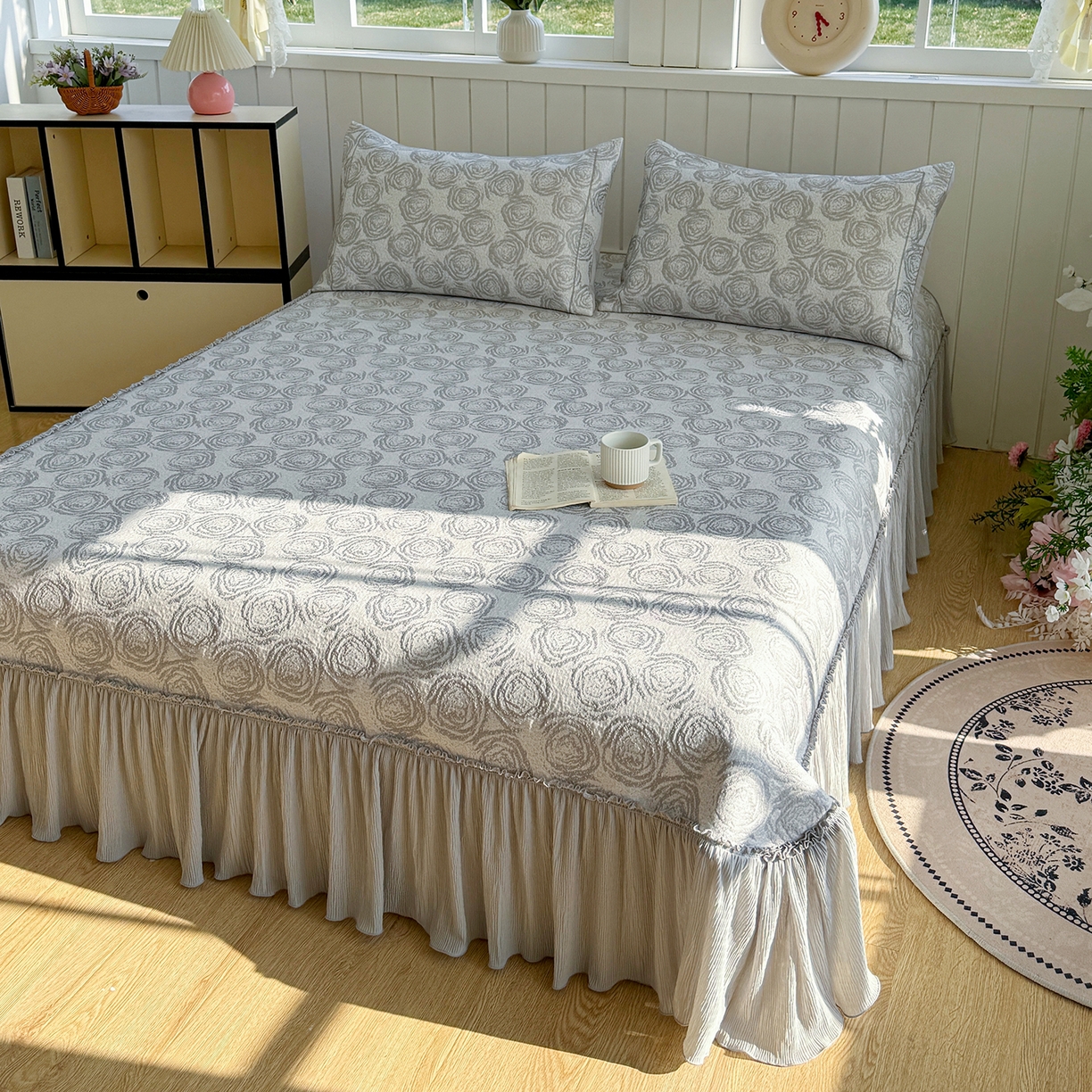 91家纺网 家纺一手货源 找家纺 女子家纺 2026新款A类凉豆豆凉感提花床裙席-玫瑰物语系列 玫瑰物语-浪漫灰