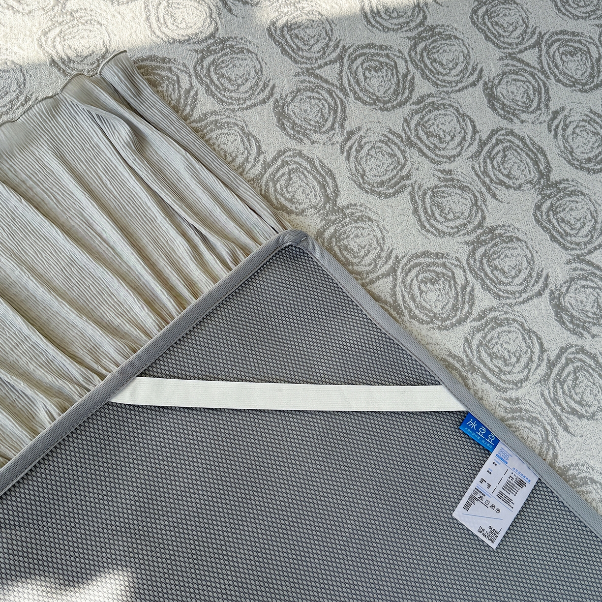 91家纺网 家纺一手货源 找家纺 女子家纺 2026新款A类凉豆豆凉感提花床裙席-玫瑰物语系列 玫瑰物语-浪漫灰