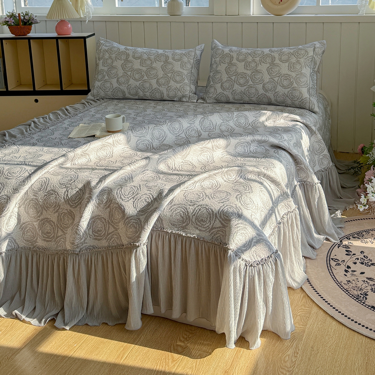 91家纺网 家纺一手货源 找家纺 女子家纺 2026新款A类凉豆豆凉感提花床裙席-玫瑰物语系列 玫瑰物语-浪漫灰