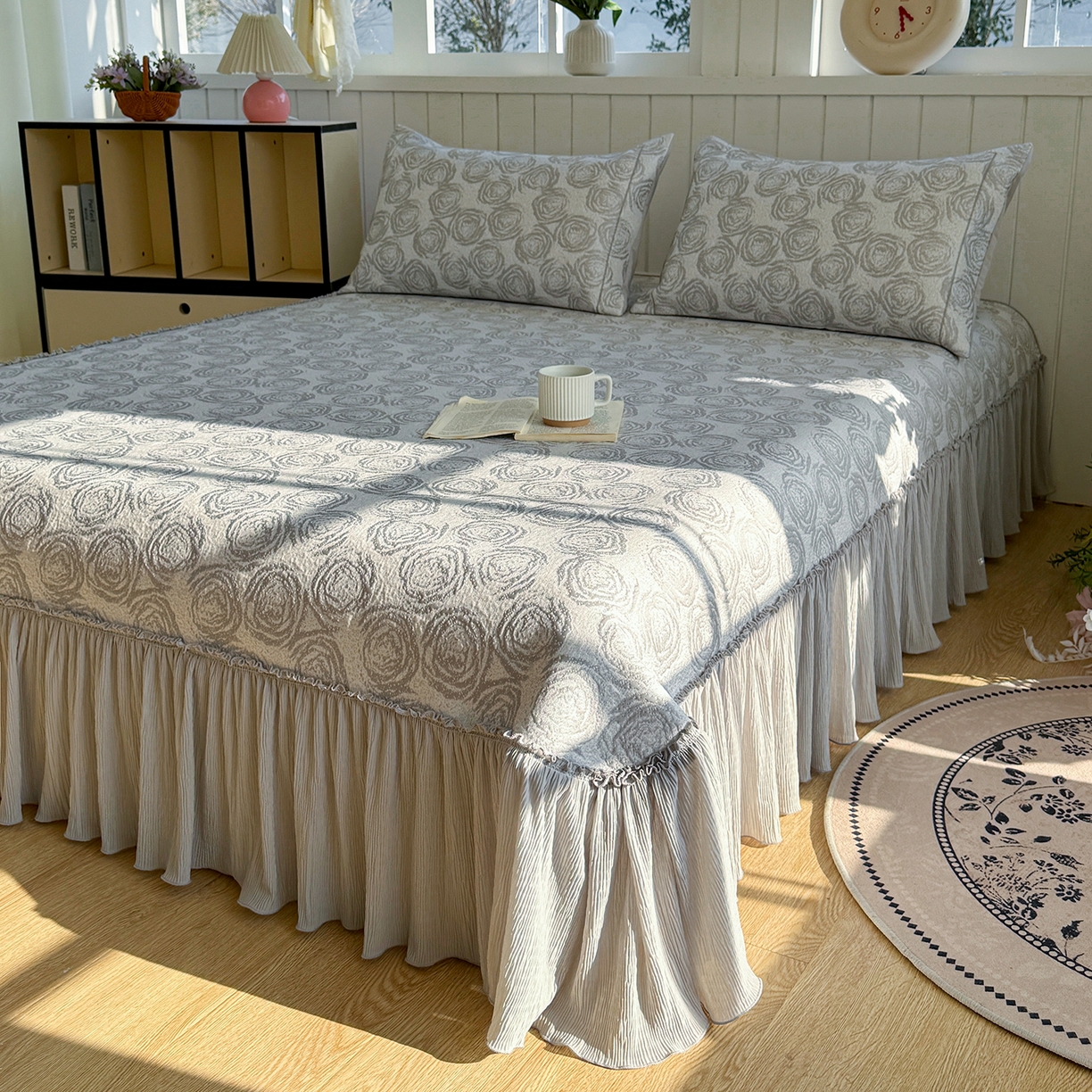 91家纺网 家纺一手货源 找家纺 女子家纺 2026新款A类凉豆豆凉感提花床裙席-玫瑰物语系列 玫瑰物语-浪漫灰