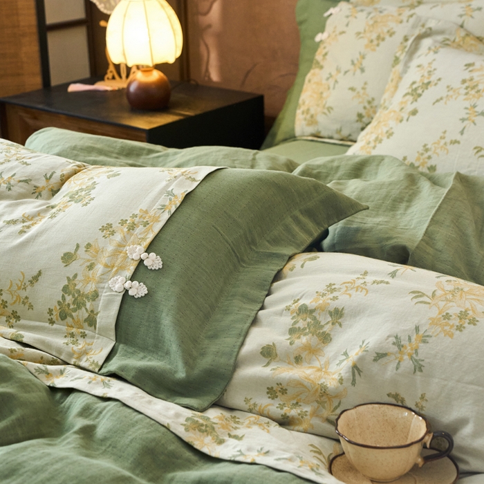 91家纺网 家纺一手货源 找家纺 春皖家纺 2026新款全棉提花双层纱盘扣四件套-旗袍风系列 青栀