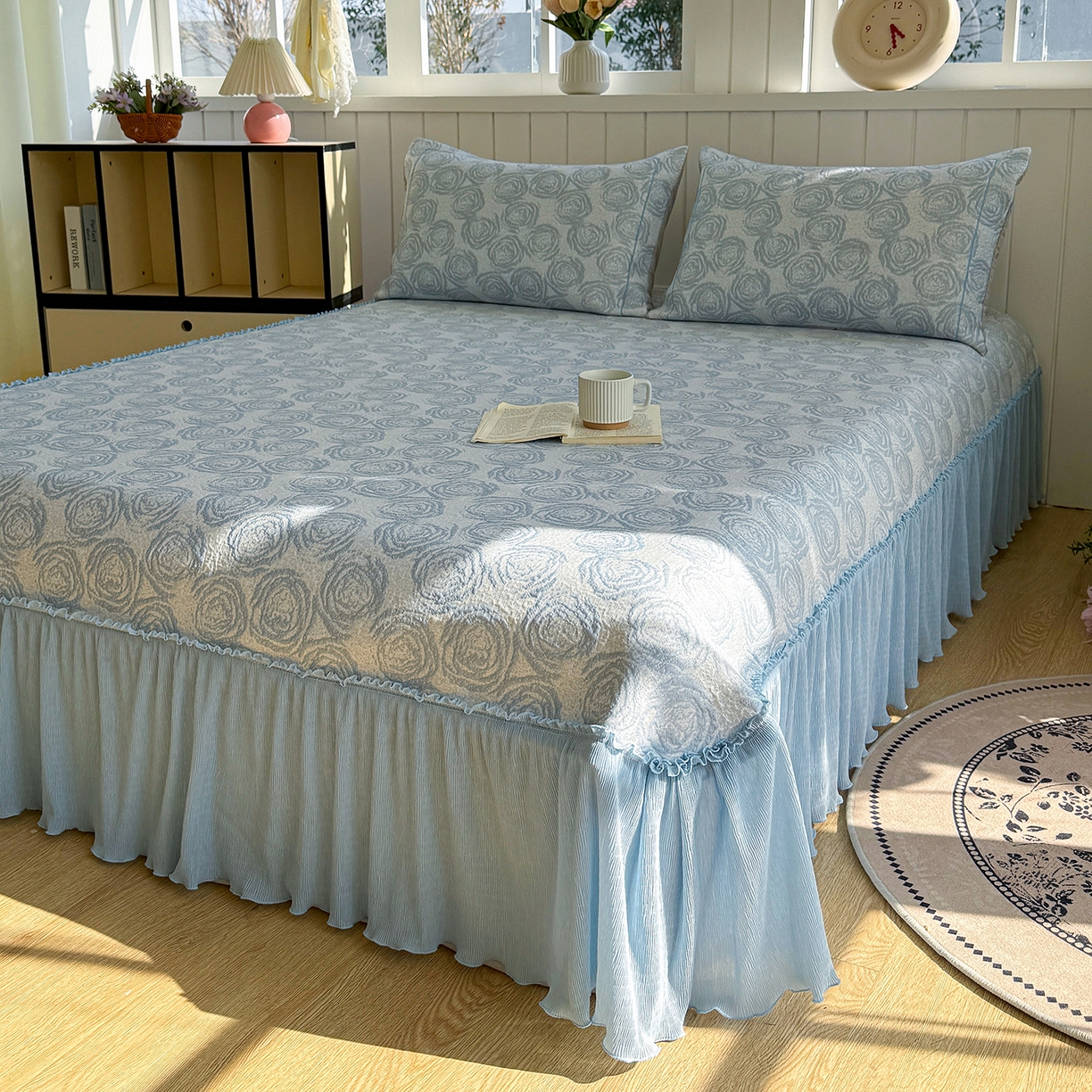 91家纺网 家纺一手货源 找家纺 女子家纺 2026新款A类凉豆豆凉感提花床裙席-玫瑰物语系列 玫瑰物语-天空蓝