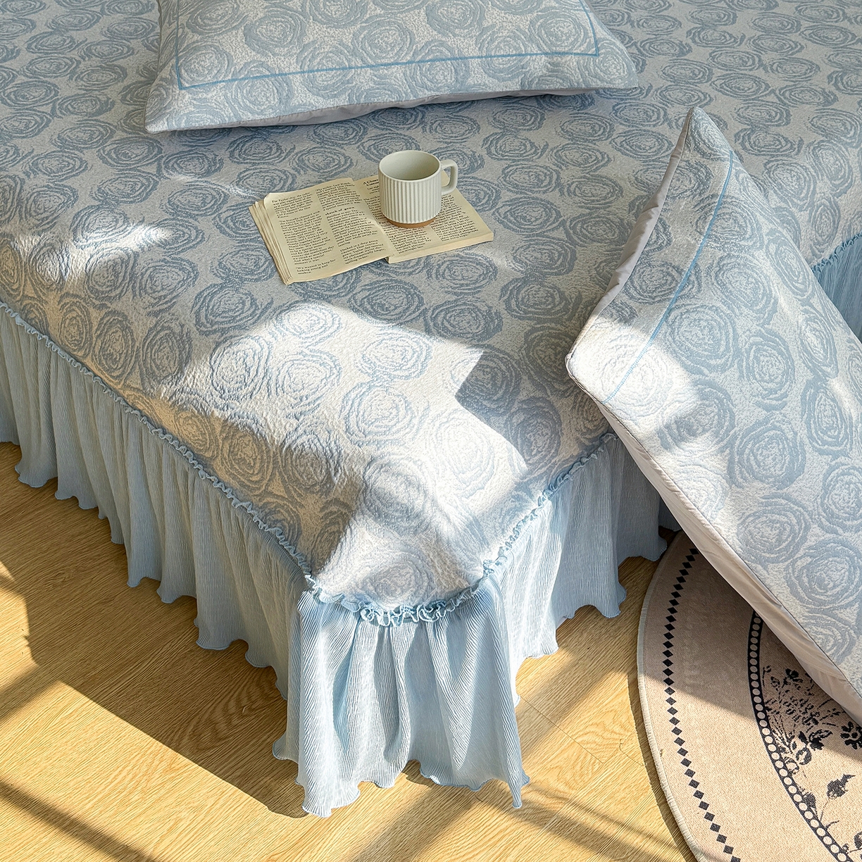 91家纺网 家纺一手货源 找家纺 女子家纺 2026新款A类凉豆豆凉感提花床裙席-玫瑰物语系列 玫瑰物语-天空蓝