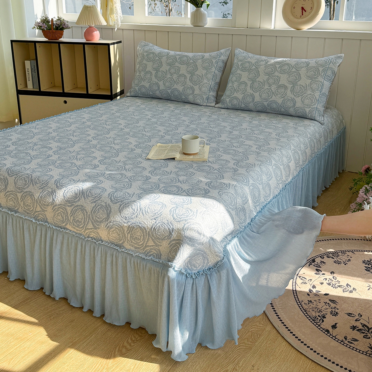 91家纺网 家纺一手货源 找家纺 女子家纺 2026新款A类凉豆豆凉感提花床裙席-玫瑰物语系列 玫瑰物语-天空蓝