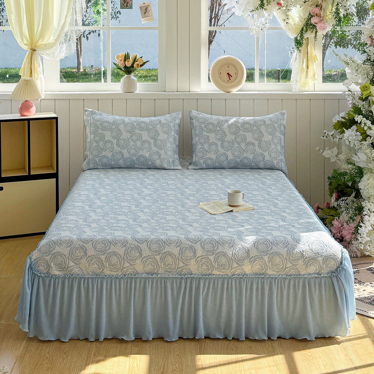 91家纺网 家纺一手货源 找家纺 女子家纺 2026新款A类凉豆豆凉感提花床裙席-玫瑰物语系列 玫瑰物语-天空蓝