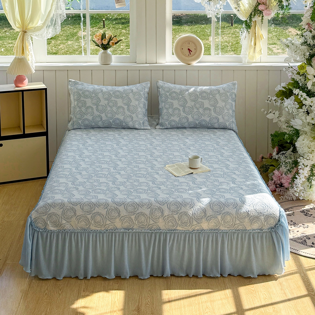 91家纺网 家纺一手货源 找家纺 女子家纺 2026新款A类凉豆豆凉感提花床裙席-玫瑰物语系列 玫瑰物语-天空蓝