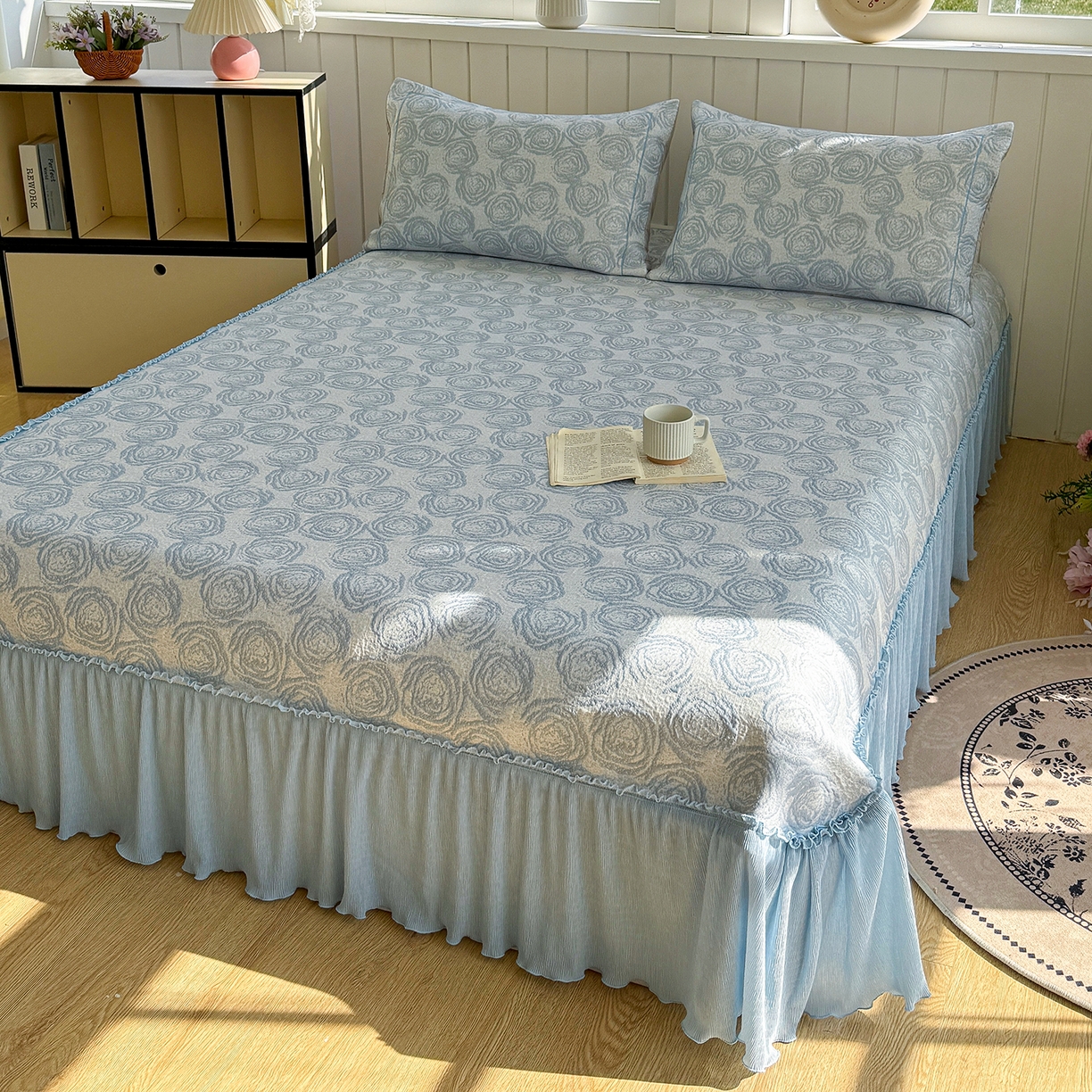 91家纺网 家纺一手货源 找家纺 女子家纺 2026新款A类凉豆豆凉感提花床裙席-玫瑰物语系列 玫瑰物语-天空蓝