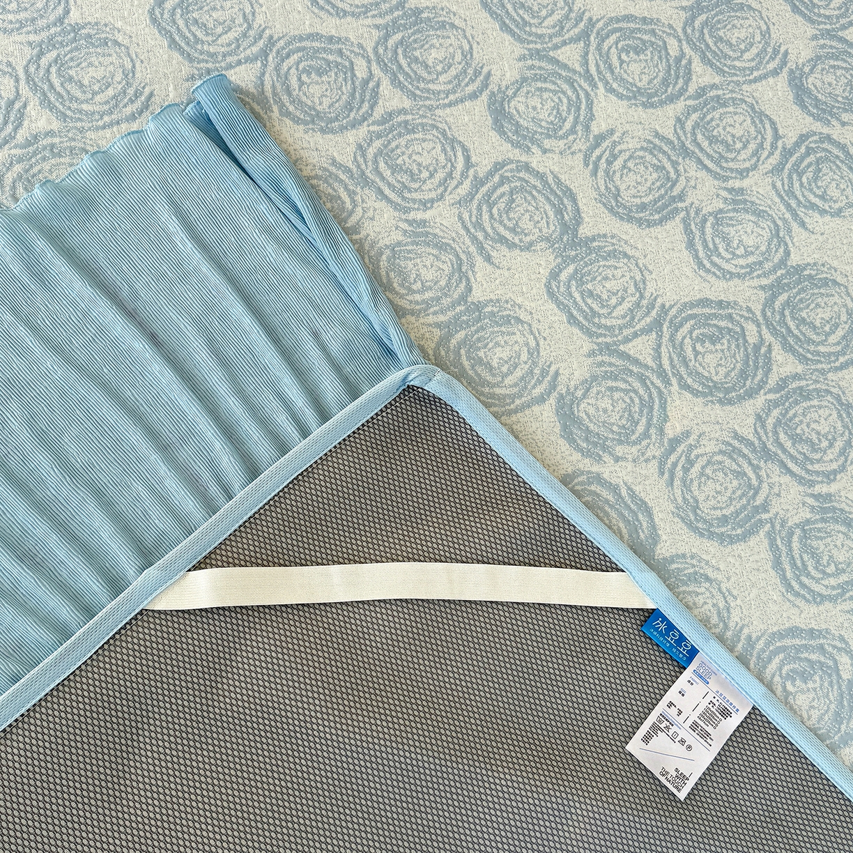 91家纺网 家纺一手货源 找家纺 女子家纺 2026新款A类凉豆豆凉感提花床裙席-玫瑰物语系列 玫瑰物语-天空蓝