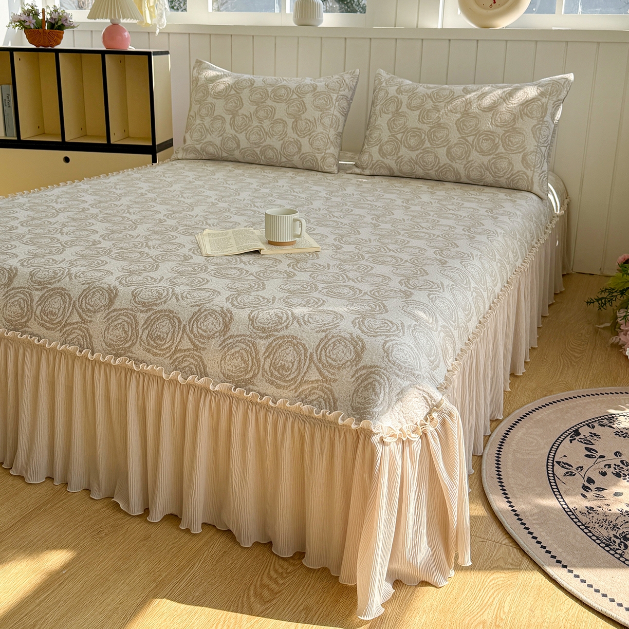 91家纺网 家纺一手货源 找家纺 女子家纺 2026新款A类凉豆豆凉感提花床裙席-玫瑰物语系列 玫瑰物语-香槟金